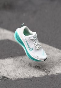 Nike Performance VOMERO PLUS - Chaussures de running sur route - white/bleached turquoise/mint foam/barely green/washed teal