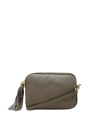 Sac bandoulière en cuir gris avec une finition texturée, doté d'une fermeture éclair, d'une bandoulière amovible et d'un accent à pompon.