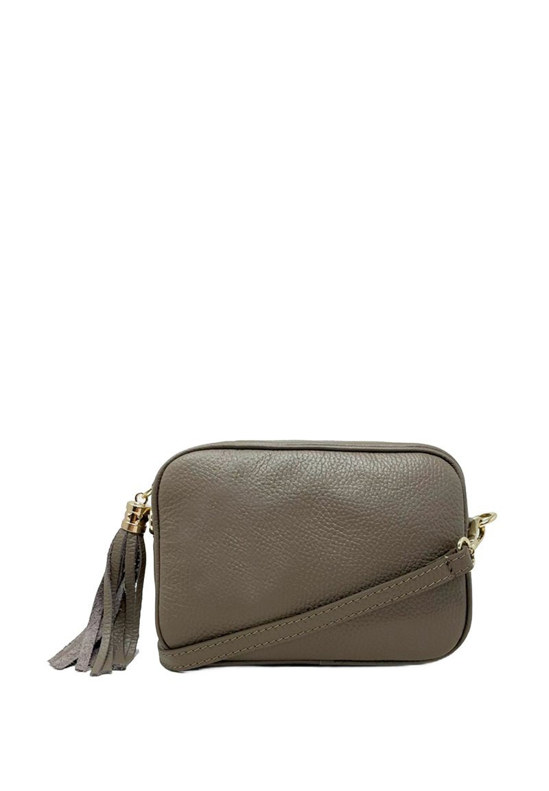 Borsa a tracolla in pelle grigia con finitura testurizzata, dotata di chiusura con zip, tracolla rimovibile e un dettaglio in nappina.