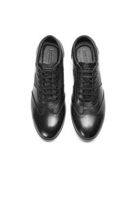 Čierne kožené topánky s hladkým povrchom, zaoblenou špičkou a šnurovaním. Majú textilné detaily po stranách a hosťovanú stielku pre pohodlie.