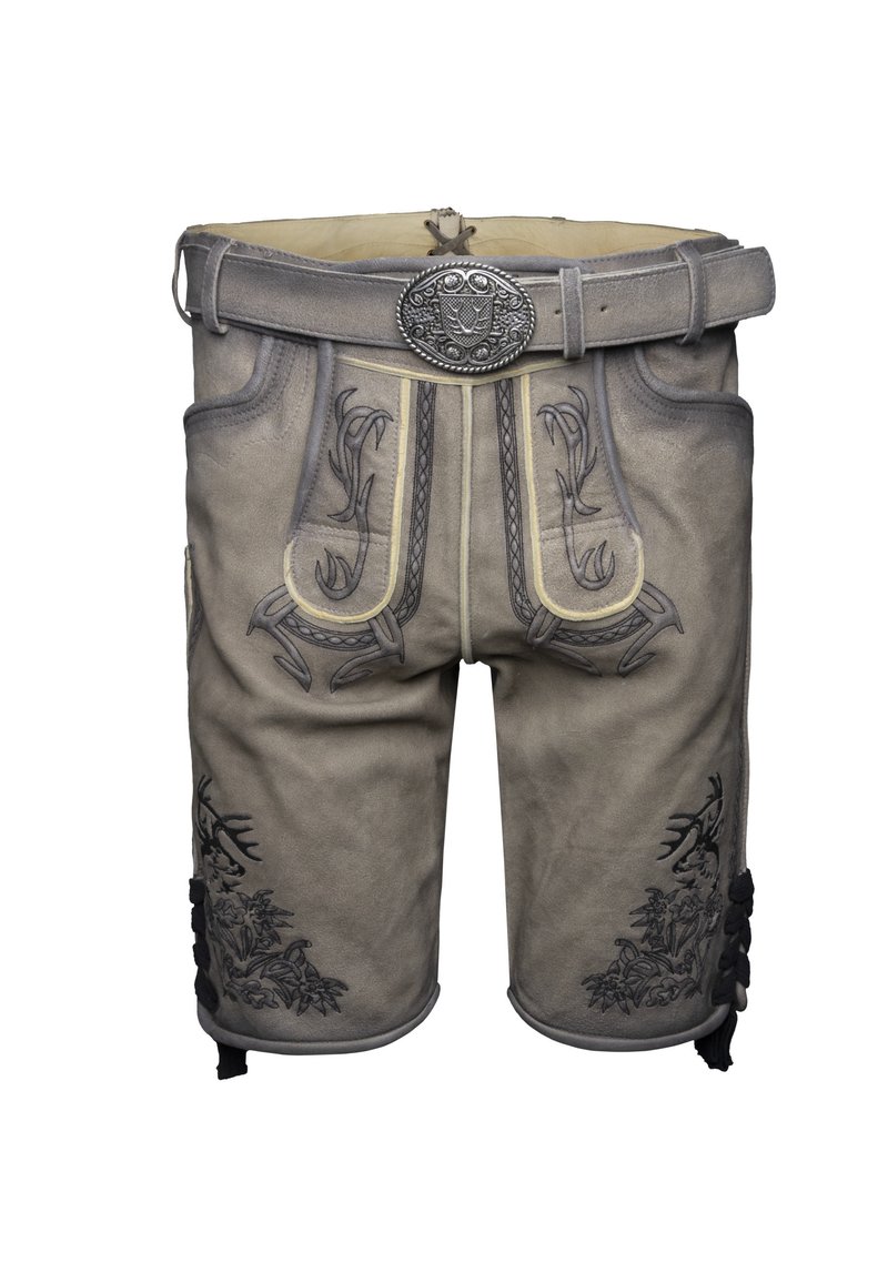 Pantalones cortos de cuero en gris claro con intrincados bordados oscuros que presentan diseños florales y de astas. Hebilla plateada y acentos decorativos en los laterales.