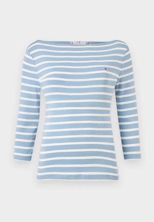 Gestreiftes Langarmshirt in Blau und Weiß mit einem Bootsausschnitt, aus weichem Stoff. Verfügt über ein kleines Logo auf der Brust.
