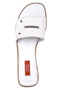 Sandal alb cu talpă laterală și curea superioară lată, având două accente negre și un design cu vârf deschis. Suprafață din piele netedă cu talpă maro.