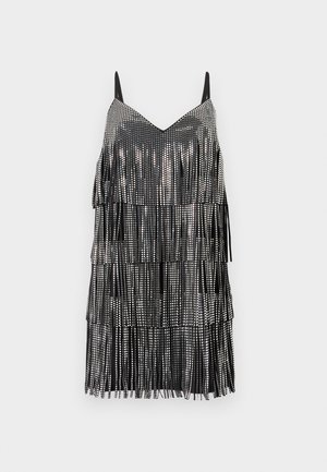 Juoda be rankovių suknelė su V formos iškirpte, padengta metaliniais blizgučiais ir sluoksniuotomis kutais suteikiant tekstūrą. Reguliuojamos petnešėlės.