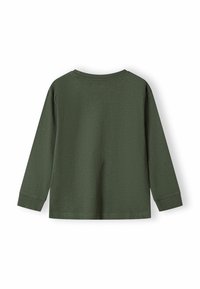 Maglietta verde scuro a maniche lunghe con polsini e colletto a coste, vista da dietro su uno sfondo bianco.