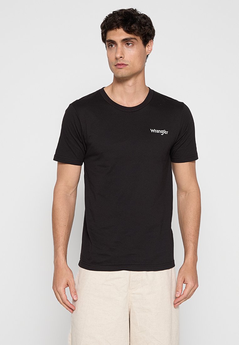 Czarny bawełniany t-shirt z okrągłym dekoltem i krótkimi rękawami. Na lewej piersi umieszczono białe logo "Wrangler".