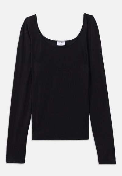 Maglietta nera a maniche lunghe con scollatura a barca, realizzata in un tessuto liscio e elasticizzato. Design semplice, senza pattern o accenti visibili.