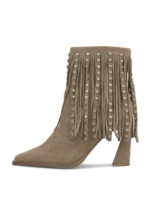Taupefarbene Wildleder-Stiefelette mit spitzer Zehenpartie, hohem Blockabsatz, Fransen-Details und vertikalen Reihen silberner Nieten am oberen Schaft.