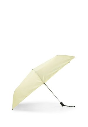 Compact beige paraplu met een metalen stok en een zwart handvat, gedeeltelijk geopend op een witte achtergrond.