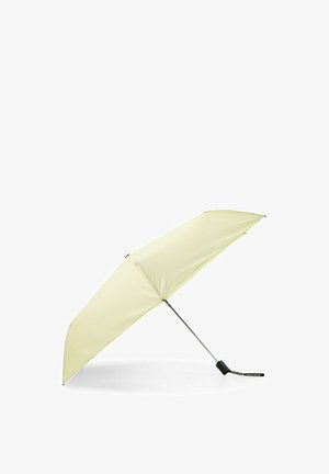 Compact beige paraplu met een metalen stok en een zwart handvat, gedeeltelijk geopend op een witte achtergrond.