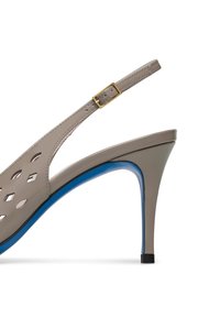 Slingback beige con tacco alto, dalla finitura lucida, con forme ritagliate sulla parte superiore e un accento blu a contrasto sul tacco. Presenta una fibbia dorata.