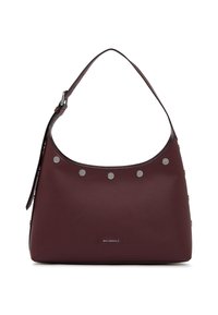 Borsa a mano in pelle bordeaux con una forma curva, caratterizzata da borchie silver lungo la parte superiore e una tracolla regolabile. Texture liscia.