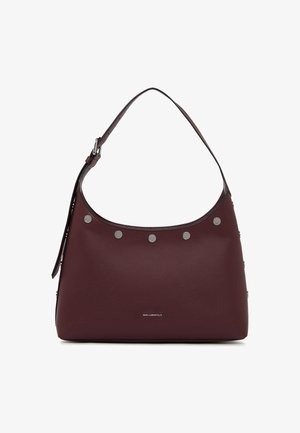 Burgundia nahast käekott, millel on kaarjas kuju, hõbedased nurgad ülaosas ja reguleeritav õlavarre rihm. Sile tekstuur.