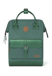 Grüner Rucksack mit strukturiertem Äußeren, doppelten Tragegriffen, einer Fronttasche mit Schnallenverschluss und einem runden Logo-Patch. Glattes und robustes Material.