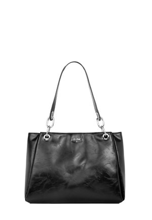 Czarna skórzana torba na ramię z srebrnymi pierścieniami mocującymi pasek, o prostokątnym kształcie, z małym logo marki umieszczonym na środku przedniej strony.