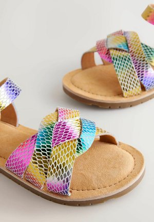 Višebojne sandale s pletenim sintetičkim trakama koje imaju sjajnu, ljuskavu teksturu preko braon antilop uloška i gumene potplate.