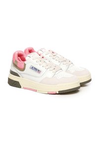 Sneakers bianchi in pelle con accenti rosa e dettagli verde oliva. Presentano pannelli texturizzati e una suola ammortizzata con un logo discreto.