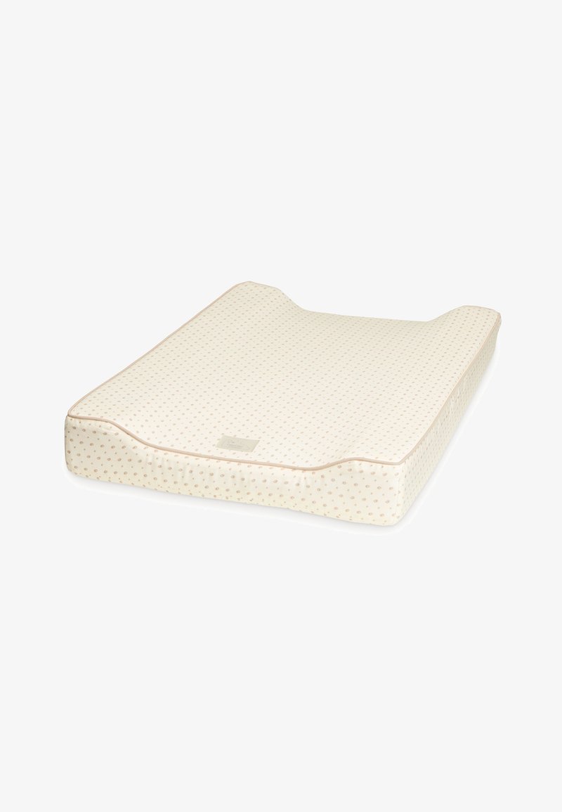 Babyskiftepude i cremefarve med subtilt prikket mønster og formede kanter for øget sikkerhed og komfort.