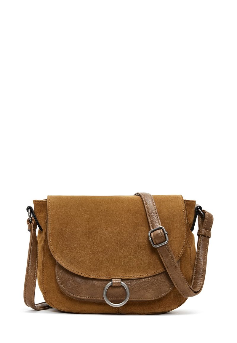Borsa a tracolla in suede marrone con chiusura a pattina, dotata di un dettaglio circolare in argento e di una tracolla in pelle regolabile.