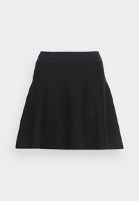 Svart utsvängd kjol med en bred midjeresår. Tillverkad av ett mjukt, slätt material, med en knä längd design och utan synliga mönster eller detaljer.