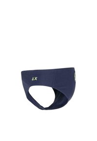 Costumi da bagno da uomo blu navy con design a taglio, caratterizzati da un piccolo triangolo e logo 'X' in verde chiaro. Tessuto morbido, stile minimalista.