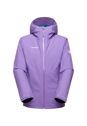 Giacca impermeabile viola con colletto alto, cappuccio regolabile e zip frontale. Presenta un logo sul petto e una fodera interna a contrasto.