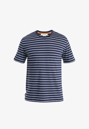 Marineblauwe T-shirt met korte mouwen en witte horizontale strepen. Ronde halsontwerp. Zachte textuur. Label zichtbaar linksonder.