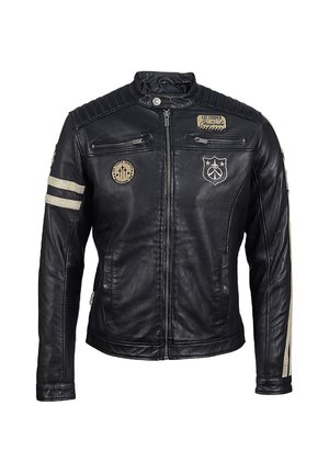 Giacca da motociclista in pelle nera con cerniera frontale, due tasche con zip sul petto, strisce da corsa beige sulle maniche e numerose toppe sul petto e sulle maniche.