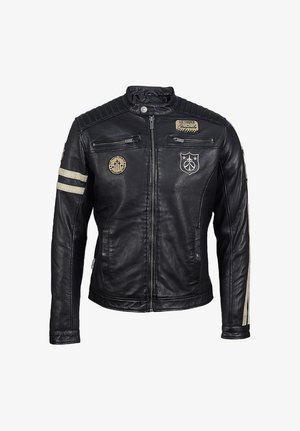 Giacca da motociclista in pelle nera con cerniera frontale, due tasche con zip sul petto, strisce da corsa beige sulle maniche e numerose toppe sul petto e sulle maniche.
