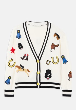 Cardigan blanc avec bordures noires, ornée de designs brodés colorés de chevaux, de récompenses et de figures. Le design inclut des bottes, des étoiles et des fers à cheval.
