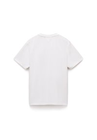 Camiseta blanca de manga corta con cuello redondo, que presenta una textura suave y un diseño simple. Sin patrones ni acentos visibles.
