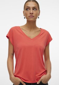 Vero Moda VMFILLI - T-shirts - cayenne