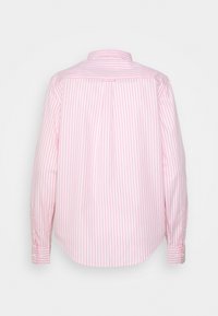 Pruhovaná košile s dlouhým rukávem v světle růžové a bílé barvě. Má špičatý límec, manžety na knoflíky a záhyb vzadu. Materiál bavlna.