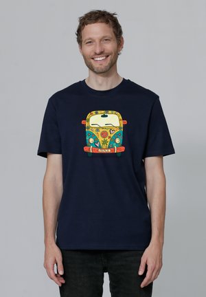 Navyfarbendes Baumwoll-T-Shirt mit einem bunten Grafikdesign eines Vintage-Vans, der auf der Vorderseite mit floralen und Friedenssymbolen verziert ist.
