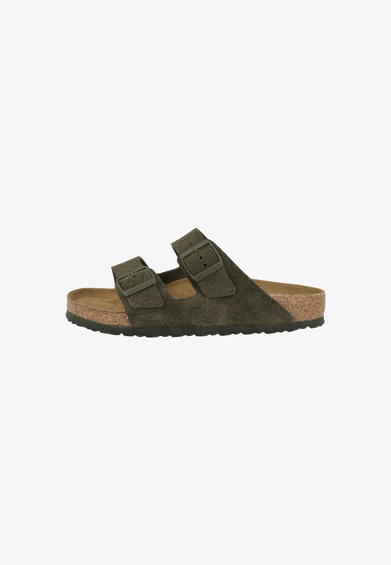 Sandalo in suede verde oliva con due strap, fibbie regolabili e soletta in sughero, mostrato in profilo laterale su sfondo bianco.