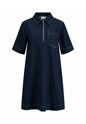 Vestito in denim blu scuro a maniche corte con colletto, zip frontale, taschino sul petto e tasche laterali, taglio ampio e lunghezza al ginocchio.