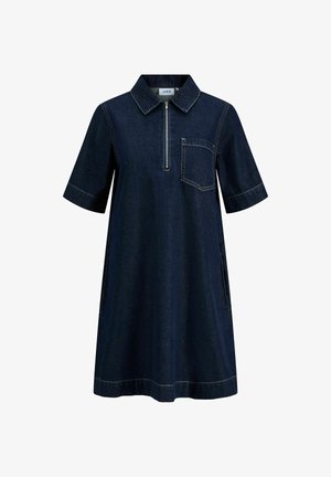 Vestito in denim blu scuro a maniche corte con colletto, zip frontale, taschino sul petto e tasche laterali, taglio ampio e lunghezza al ginocchio.