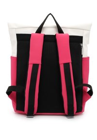 Vista trasera de una mochila con material rosa y negro, con correas de malla y una parte superior blanca. Incluye un bolsillo con cremallera en el lateral.