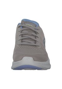Ljust grå atletisk sko med andningsbar mesh-överdel, ljusblå detaljer, platta snören och vit sula som har en diskret ljuslila häl.