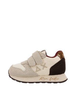 Scarpe da ginnastica beige e marrone per bambino con due chiusure in velcro, dettagli strutturati, cuciture geometriche e testo "Run faster" sul lato della suola.