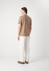 BOSS THOMPSON - Basic póló - open beige