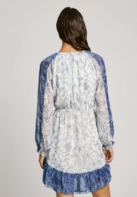 Blau-weißes Kleid mit floralen Mustern, langen durchsichtigen Ärmeln, geraffter Taille und Rüschensaum, aus leichtem Stoff gefertigt.