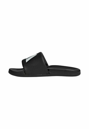 Zwarte slide-sandaal met een brede band met een wit Nike-logo en een gestructureerd voetbed op een witte achtergrond.