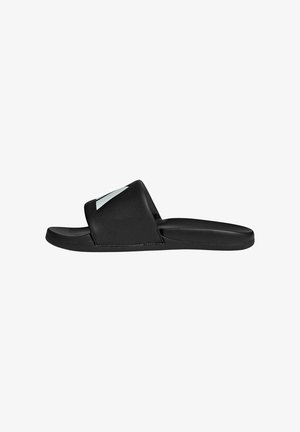 Zwarte slide-sandaal met een brede band met een wit Nike-logo en een gestructureerd voetbed op een witte achtergrond.