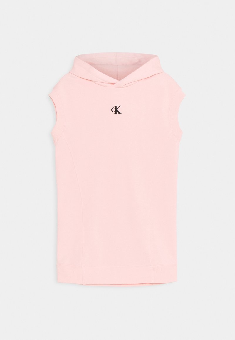 Haut sans manches rose pâle avec capuche, petit logo "cK" noir centré sur la poitrine, sur fond uni.