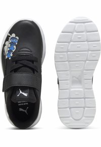 Baskets noires avec une tige lisse, languette doublée de tissu, lacets élastiques et bride Velcro. Semelle blanche avec un motif de grip texturé et un détail de logo.