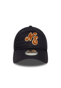 Fekete állítható baseball sapka narancssárga textúrázott "NE" felirattal az elején és ívelt karimával.