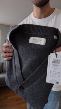 Sivi volneni kardigan z rebrasto teksturo, z v-izrezom, enojnim gumbom za zapiranje in z oznako z imenom blagovne znamke "JACK & JONES".