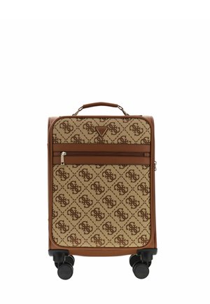 Valise roulante marron et beige à motifs avec poche avant zippée, poignée supérieure et quatre roues noires pivotantes.