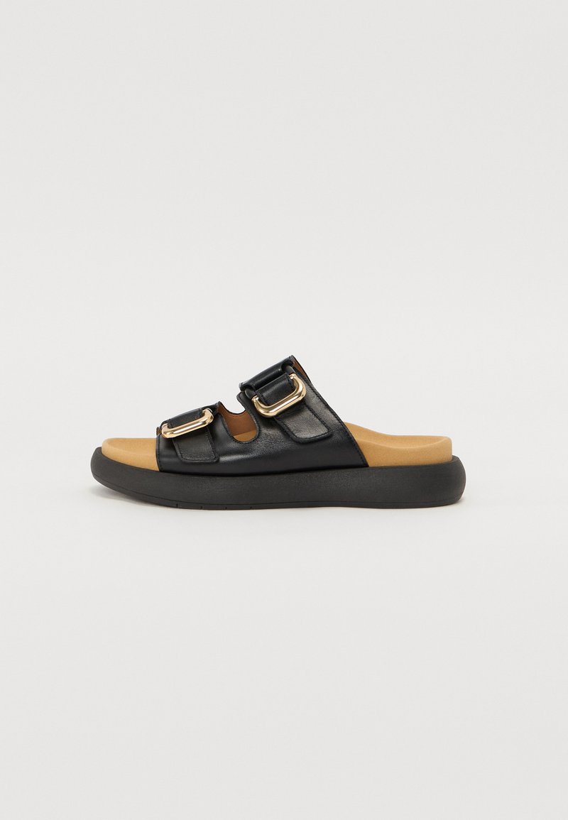 Infradito neri con due cinturini regolabili con fibbia, suola interna color sand e suola nera spessa per comfort e supporto. Finitura in pelle liscia.